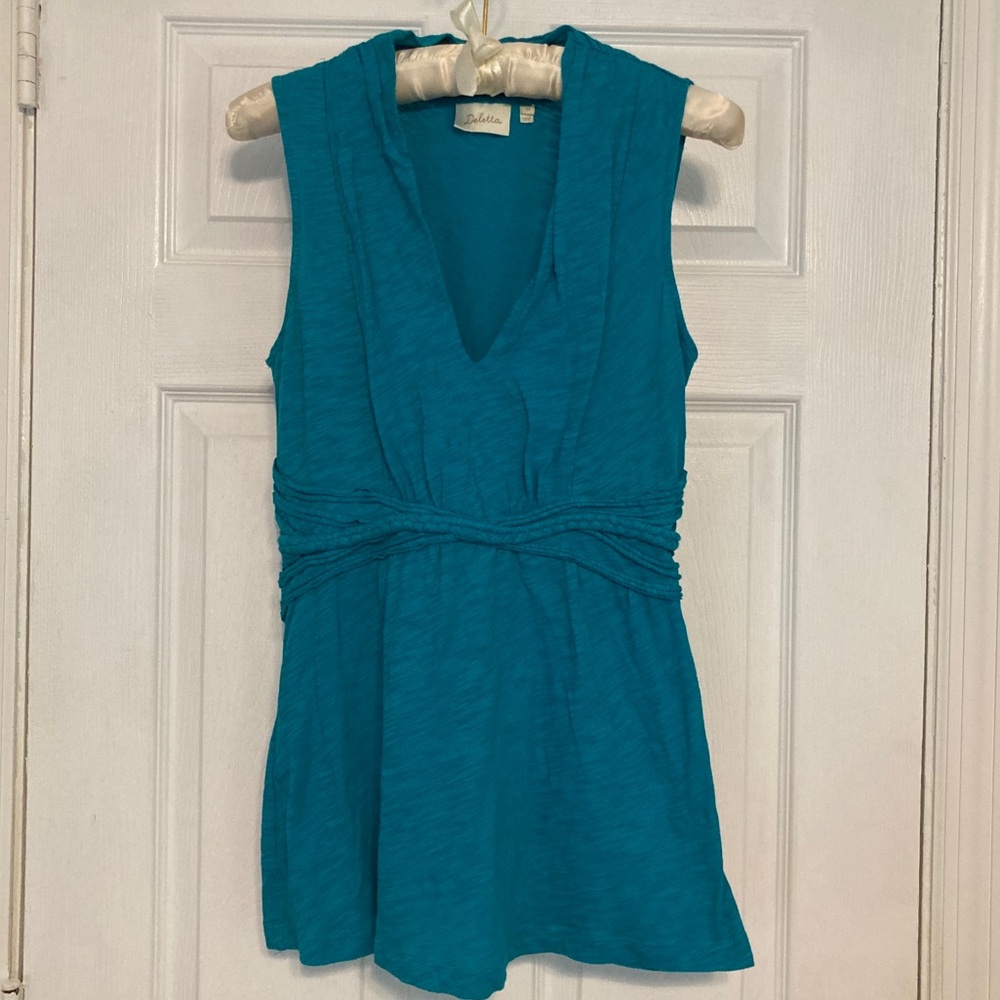 deletta vneck top